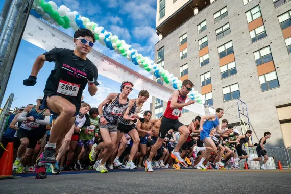 People beginning the Turkey Trot